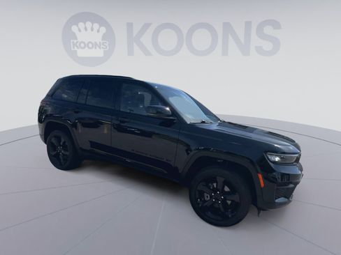 Used 2023 Jeep Grand Cherokee Altitude image 2