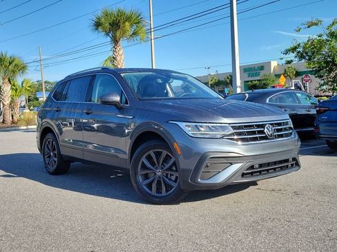 Used 2023 Volkswagen Tiguan SE w/ Panoramic Sunroof Package FWD image 1