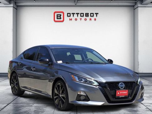 Used 2022 Nissan Altima 2.5 SR w/ Midnight Edition Package FWD image 2