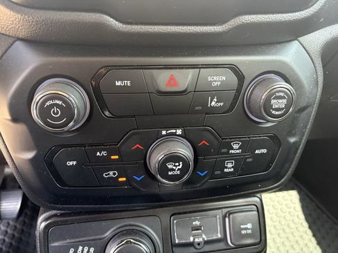 Used 2023 Jeep Renegade Latitude AWD/4WD image 20