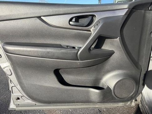 Used 2020 Nissan Rogue Sport S image 11