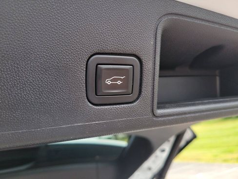 Used 2023 GMC Terrain SLE w/ Driver Convenience Package FWD image 8