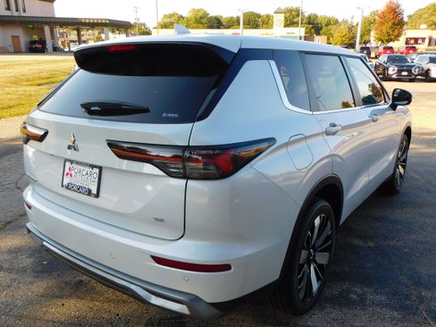 New 2025 Mitsubishi Outlander SE image 5