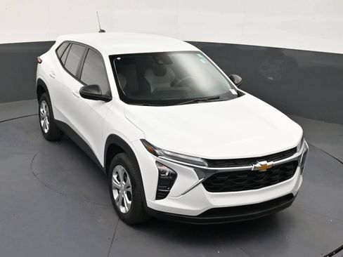 Used 2024 Chevrolet Trax LS FWD image 18