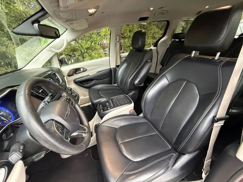 Used 2020 Chrysler Voyager Lxi image 2