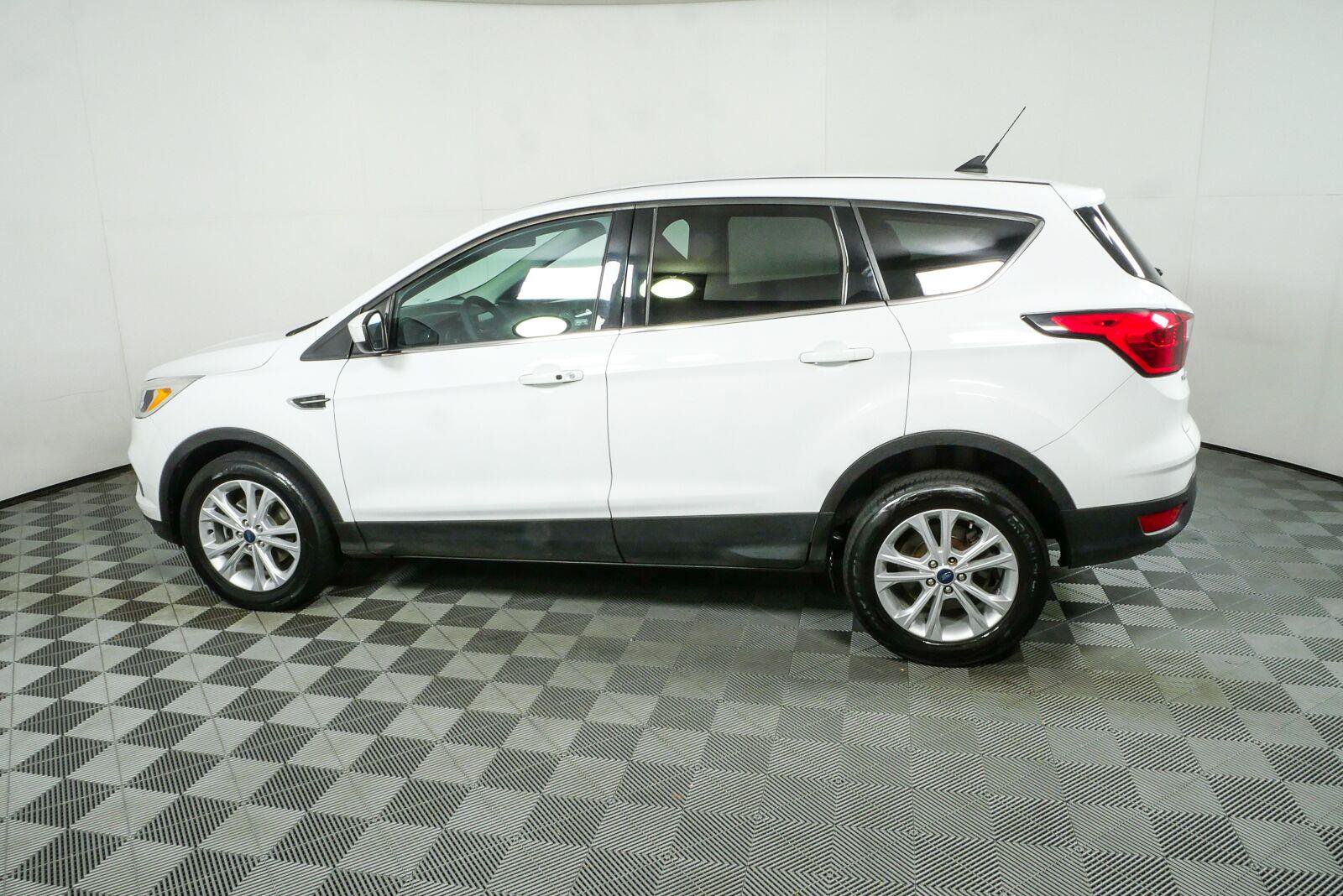 Used 2019 Ford Escape SE FWD image 27