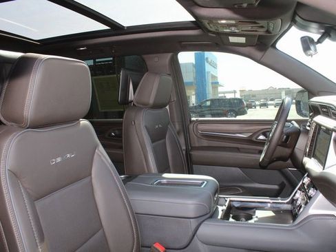 Used 2024 GMC Yukon Denali w/ Advanced Technology Package image 17