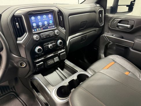 Used 2023 GMC Sierra 2500 AT4 image 12
