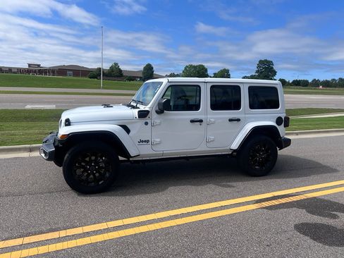 Certified 2025 Jeep Wrangler Unlimited Sahara w/ Safety Group AWD/4WD image 5