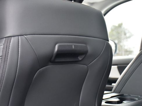 Used 2025 Ford Expedition Active image 27