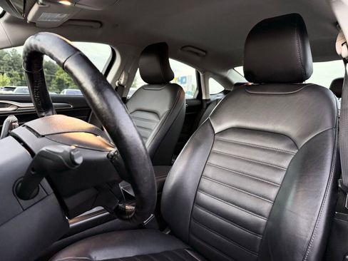 Used 2018 Ford Fusion SE w/ Equipment Group 602A FWD image 15