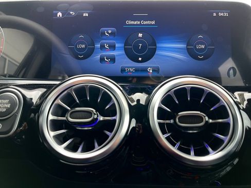 Used 2025 Mercedes-Benz GLA 250 4MATIC image 37