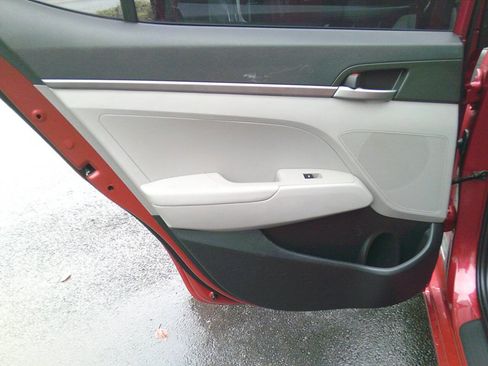 Used 2017 Hyundai Elantra SE image 13