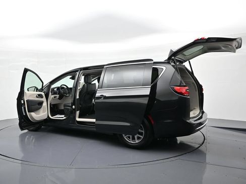 Used 2023 Chrysler Pacifica Touring-L FWD image 31