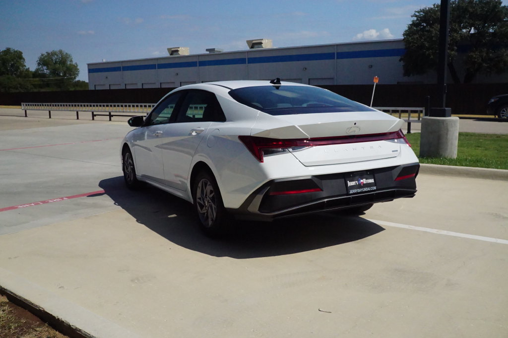 New 2026 Hyundai Elantra Hybrid FWD image 5