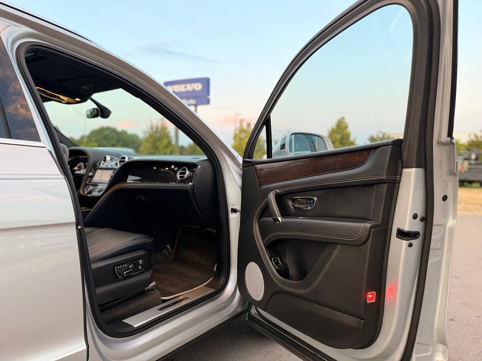 Used 2019 Bentley Bentayga AWD/4WD image 35