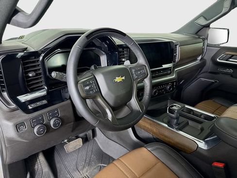 Used 2025 Chevrolet Silverado 1500 High Country w/ High Country Premium Package AWD/4WD image 10