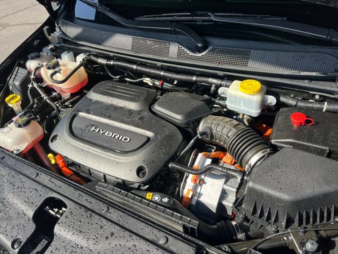 Used 2022 Chrysler Pacifica Limited w/ Uconnect Theater Family Group image 17