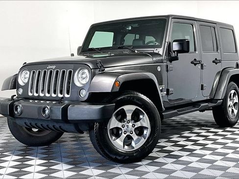 Used 2017 Jeep Wrangler Unlimited Sahara w/ Dual Top Group AWD/4WD image 2