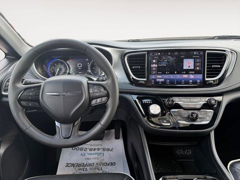 Used 2025 Chrysler Pacifica Limited FWD image 13