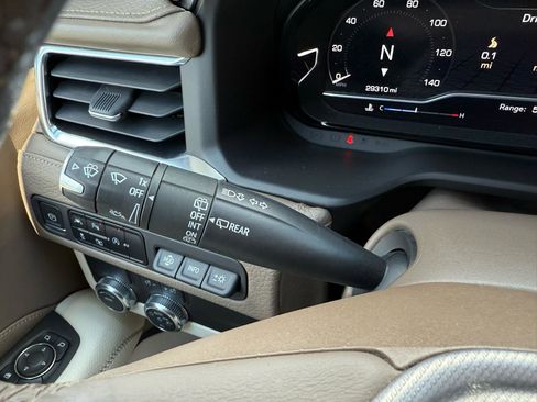 Used 2023 GMC Yukon Denali RWD image 32