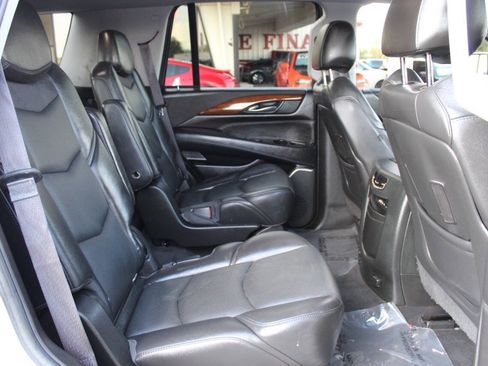 Used 2016 Cadillac Escalade Luxury AWD/4WD image 11