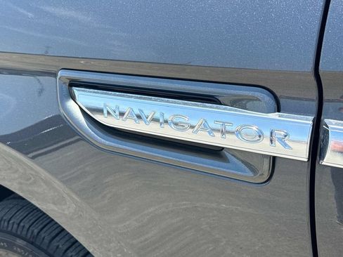 Used 2018 Lincoln Navigator Reserve w/ Technology Package AWD/4WD image 9
