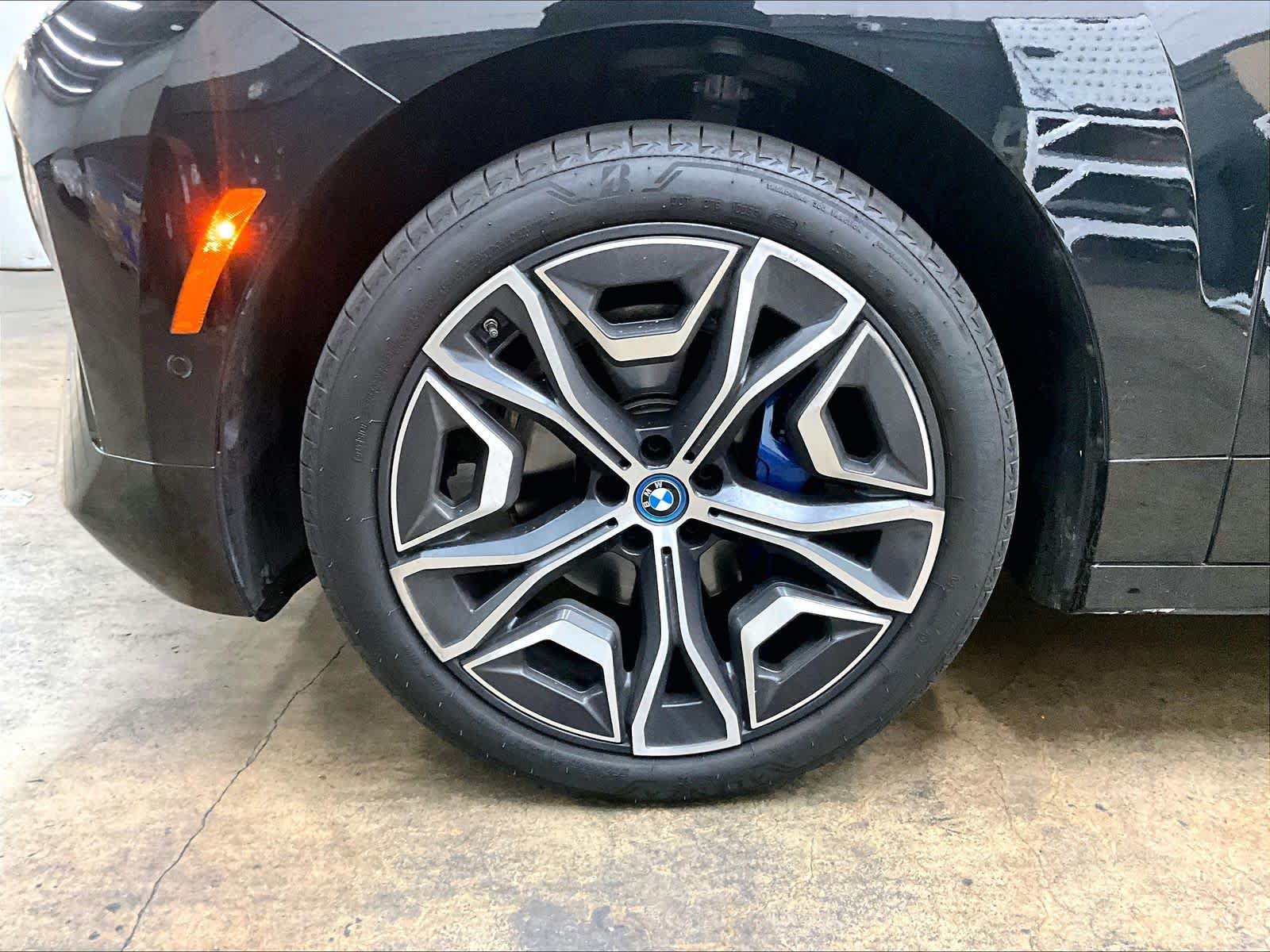 Used 2024 BMW iX xDrive50 w/ Sport Package AWD/4WD image 12
