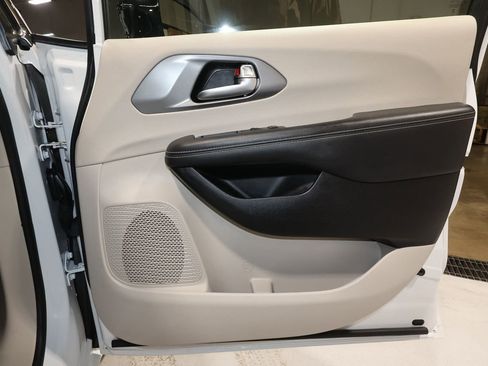 Used 2024 Chrysler Pacifica Touring-L image 17