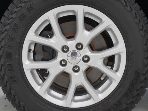 Used 2015 Jeep Cherokee Sport w/ Cold Weather Group AWD/4WD image 28