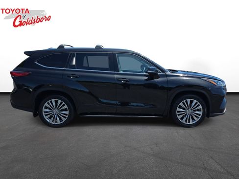 Used 2021 Toyota Highlander Platinum AWD/4WD image 4