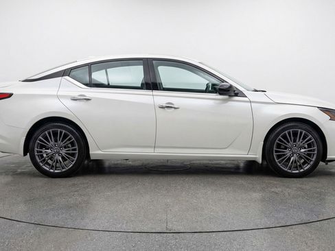 Used 2025 Nissan Altima 2.5 SV FWD image 11