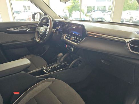 Used 2025 Chevrolet TrailBlazer LT AWD/4WD image 43