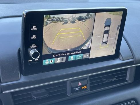 Certified 2025 Honda Pilot Black Edition image 17