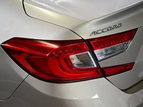 Used 2018 Honda Accord Touring image 15