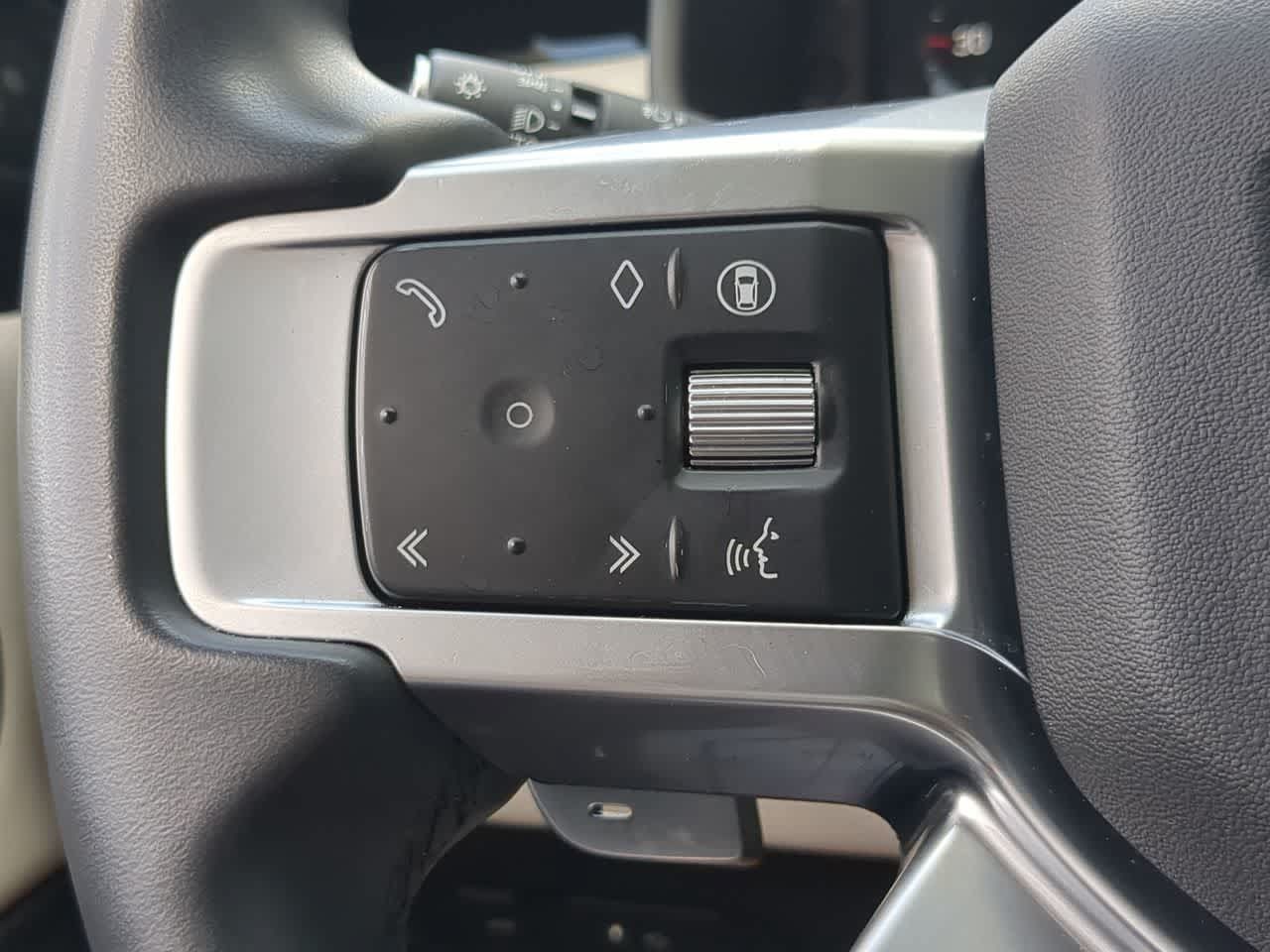 Certified 2025 Land Rover Discovery Dynamic SE AWD/4WD image 26