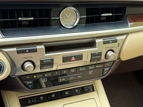 Used 2016 Lexus ES 300h w/ Luxury Package w/Wood Trim FWD image 18