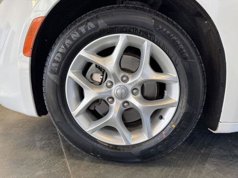 Used 2018 Chrysler Pacifica Touring-L w/ Tire & Wheel Group image 10
