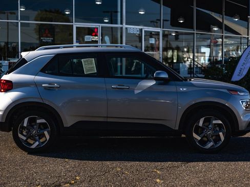 Used 2024 Hyundai Venue SEL image 7