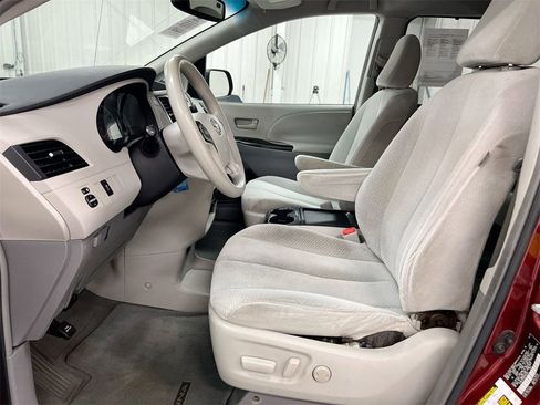 Used 2011 Toyota Sienna LE image 18