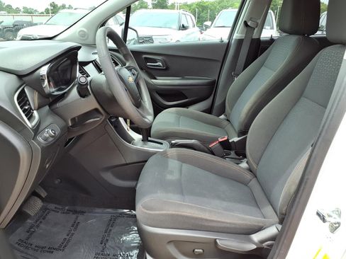 Used 2022 Chevrolet Trax LS w/ Tint and Cruise Package FWD image 17