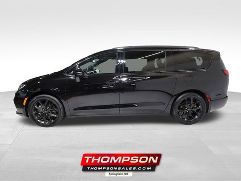 Used 2025 Chrysler Pacifica Limited FWD image 1
