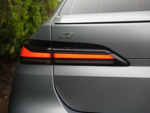 Used 2023 BMW i7 xDrive60 w/ Parking Assistance Package AWD/4WD image 7
