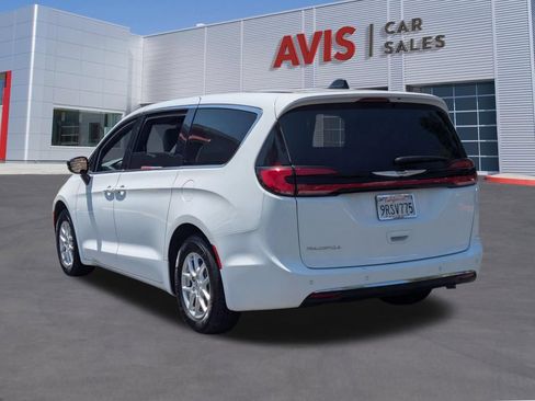 Used 2025 Chrysler Pacifica Select FWD image 9