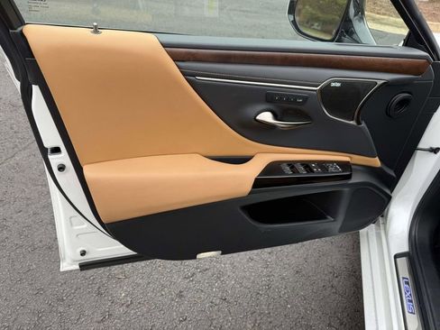 Used 2024 Lexus ES 300h Ultra Luxury w/ Accessory Package (Z1) image 12