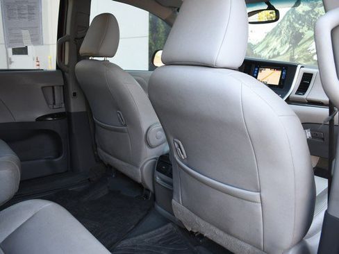 Used 2017 Toyota Sienna XLE Premium FWD image 28