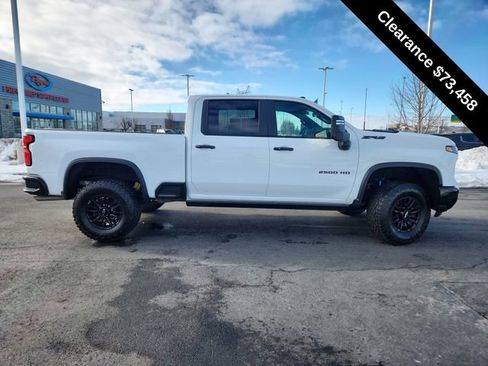 Used 2025 Chevrolet Silverado 2500 ZR2 w/ Technology Package image 9