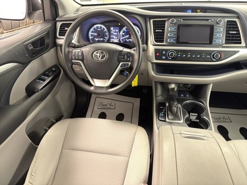 Used 2019 Toyota Highlander LE AWD/4WD image 19