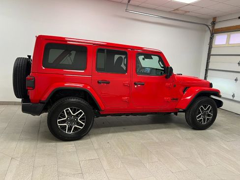 Used 2025 Jeep Wrangler Unlimited Sahara image 11