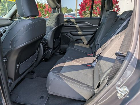 Used 2025 Jeep Grand Cherokee Laredo RWD image 18